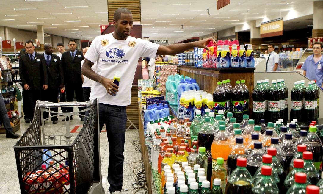  Antes de receber a camisa do Cruzeiro, Dedé participa de evento promocional e faz compras no supermercado Foto: Divulgação