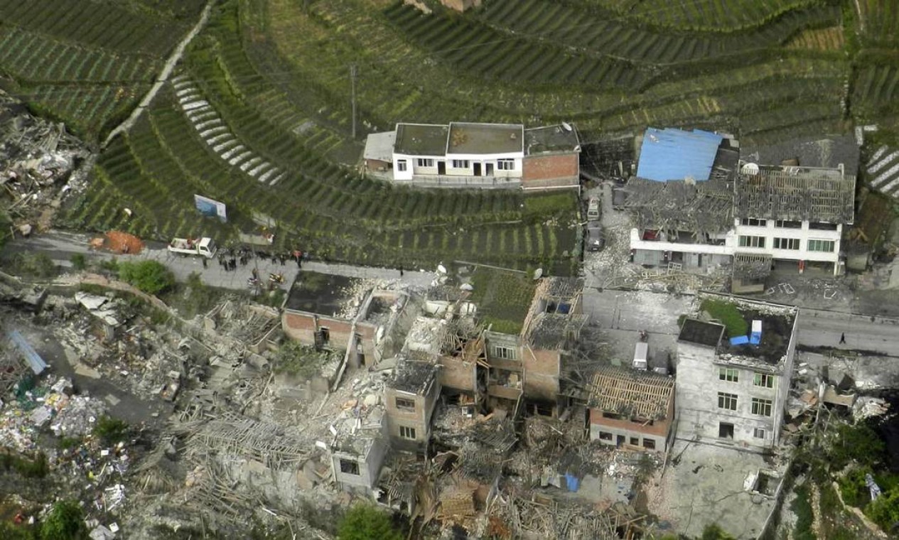 Terremoto de 6,6 graus de magnitude deixa mais de cem mortos no