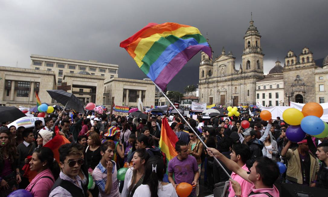 Activists rally outside the Colombian Congress, where lawmakers are expected to vote after a second round of four debates on a proposed bill to legalize same-sex marriage, in Bogota, Colombia, Tuesday, April 23, 2013. (AP Photo/Fernando Vergara) Foto: Fernando Vergara / AP