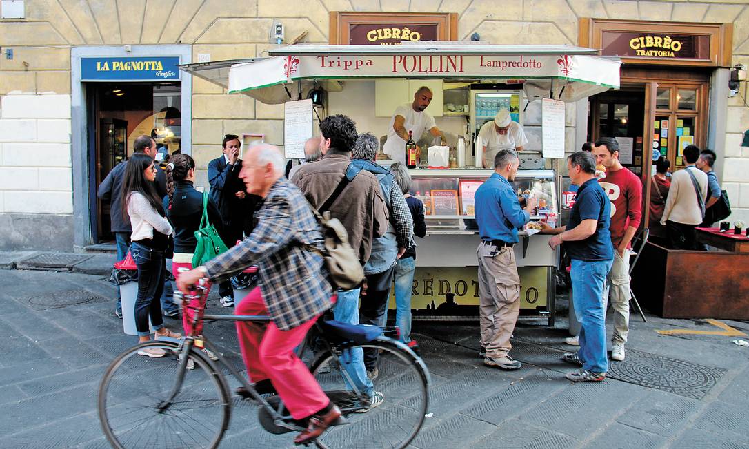 
O trailer Polini, em Florença, que serve sanduíches de tripa e o lampredotto, dois clássicos da comida de rua da cidade que é berço do Renascimento
Foto: Bruno Agostini / O Globo