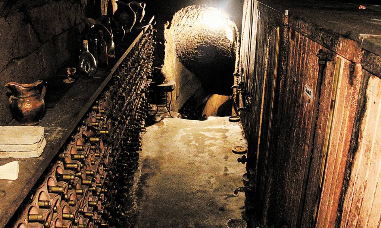 Os túneis escavados por etruscos na rocha e repletos de vinho da Cantina Foresi, em Orvieto Foto: Bruno Agostini / O Globo
