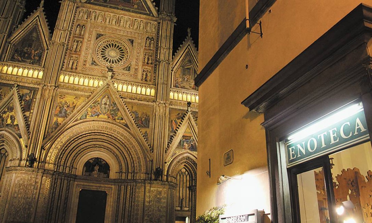 A catedral de Orvieto e uma loja de vinhos Foto: Bruno Agostini / O Globo
