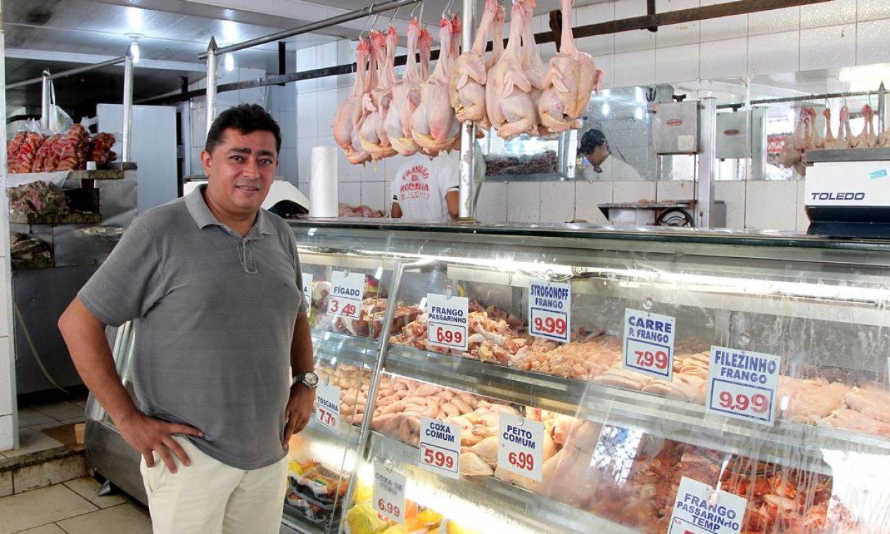 No abatedouro, que também fica na Rocinha, Batista compra galinha para preparar um dos seus pratos Foto: Carlos Ivan / Agência O Globo