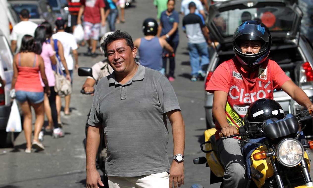 Na Rocinha, Batista gosta de ficar à vontade para passear Foto: Carlos Ivan / Agência O Globo