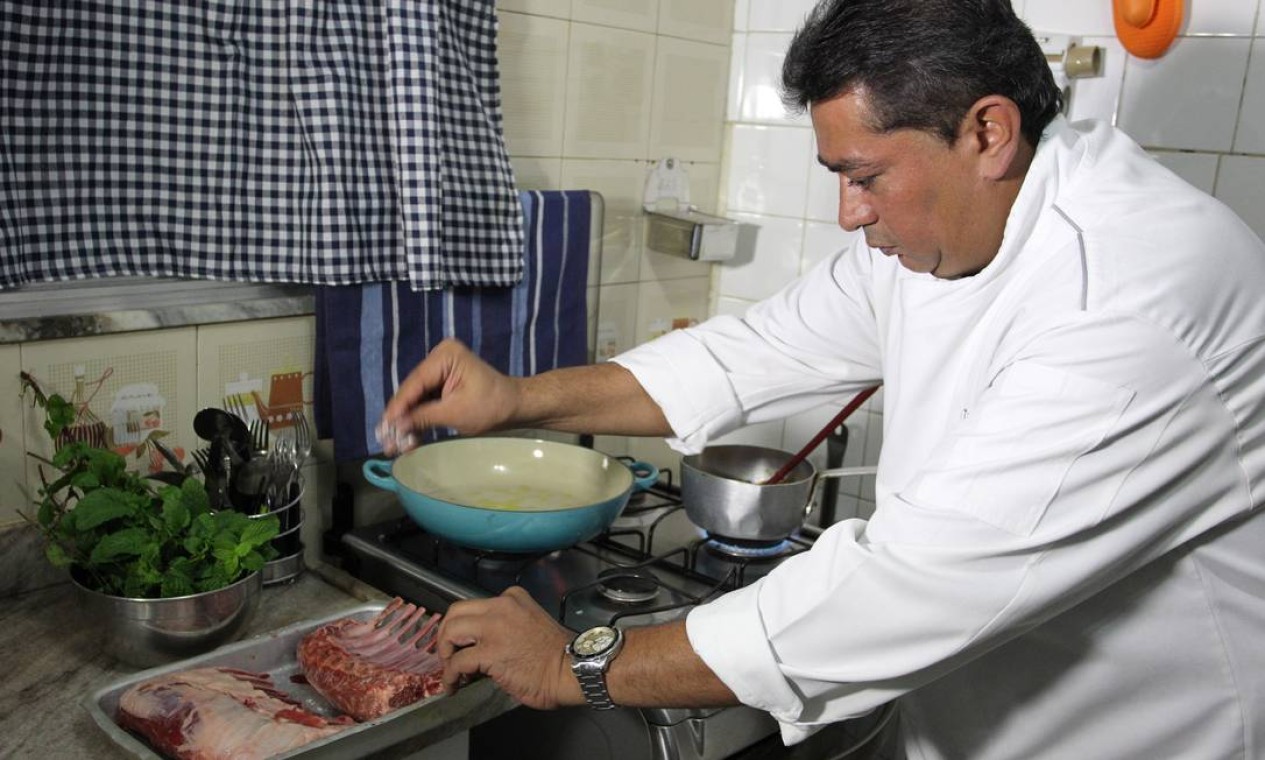 A costela de cabrito é um dos pratos preparados pelo sous-chef Foto: Carlos Ivan / Agência O Globo