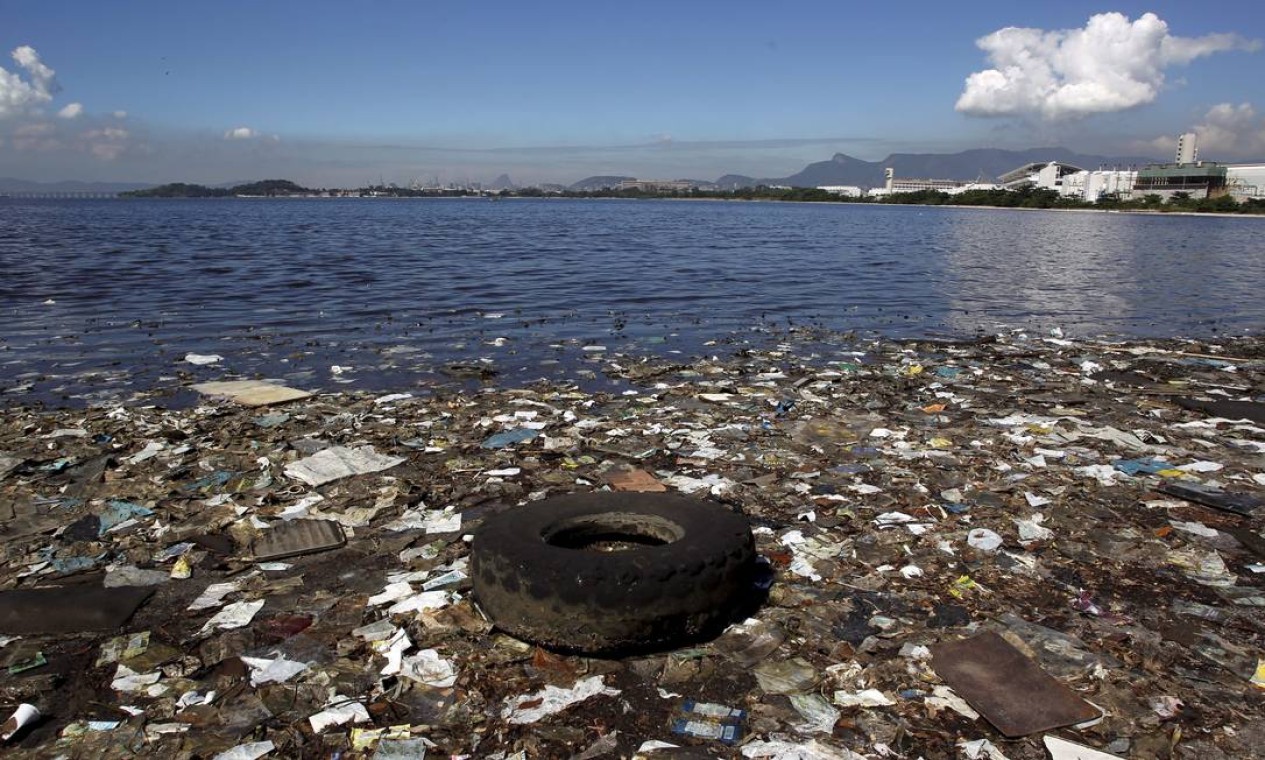 Lixo se espalha pela Praia de Catalão, no Fundão: UFRJ diz que, quando necessário, são realizados mutirões Foto: Custódio Coimbra / O Globo