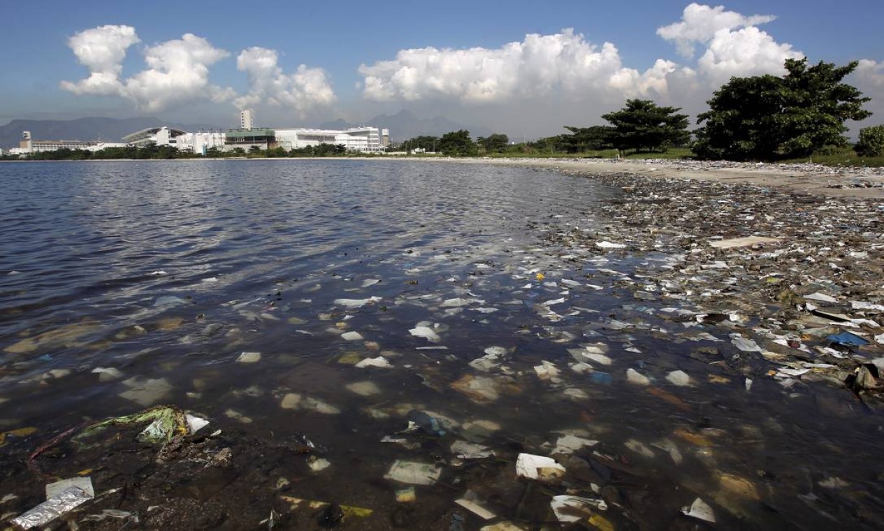 A Baía de Guanabara recebe 100 toneladas de lixo em média por dia, de acordo como Inea. Foto: Custódio Coimbra / O Globo