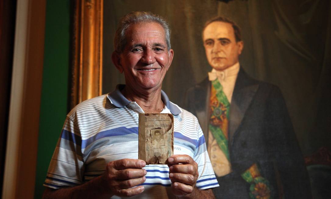 
No quarto de Getúlio Vargas, o aposentado Antônio Souza mostra sua carteira de trabalho, de 1959
Foto: Fabio Rossi