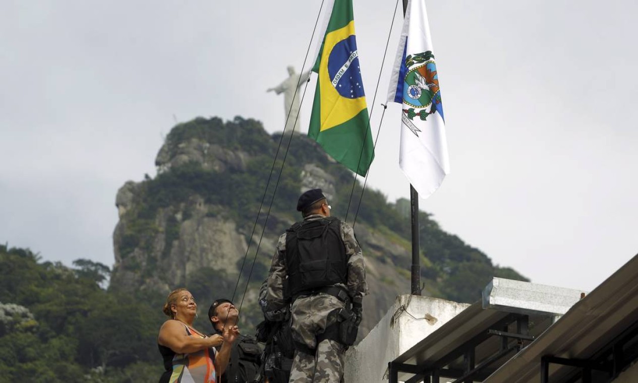 PM Hasteia Bandeiras Do Brasil E Do Estado Em Favela Do Cosme Velho ...