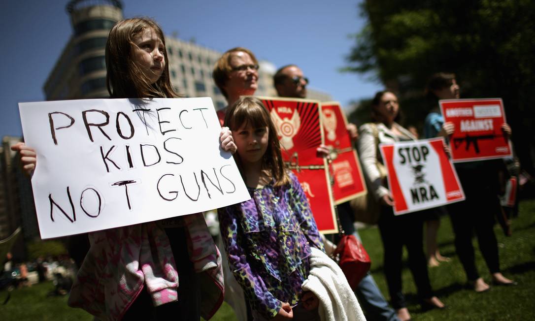 
Famílias protestam contra o uso de armas nos EUA em Washington
Foto: CHIP SOMODEVILLA / AFP