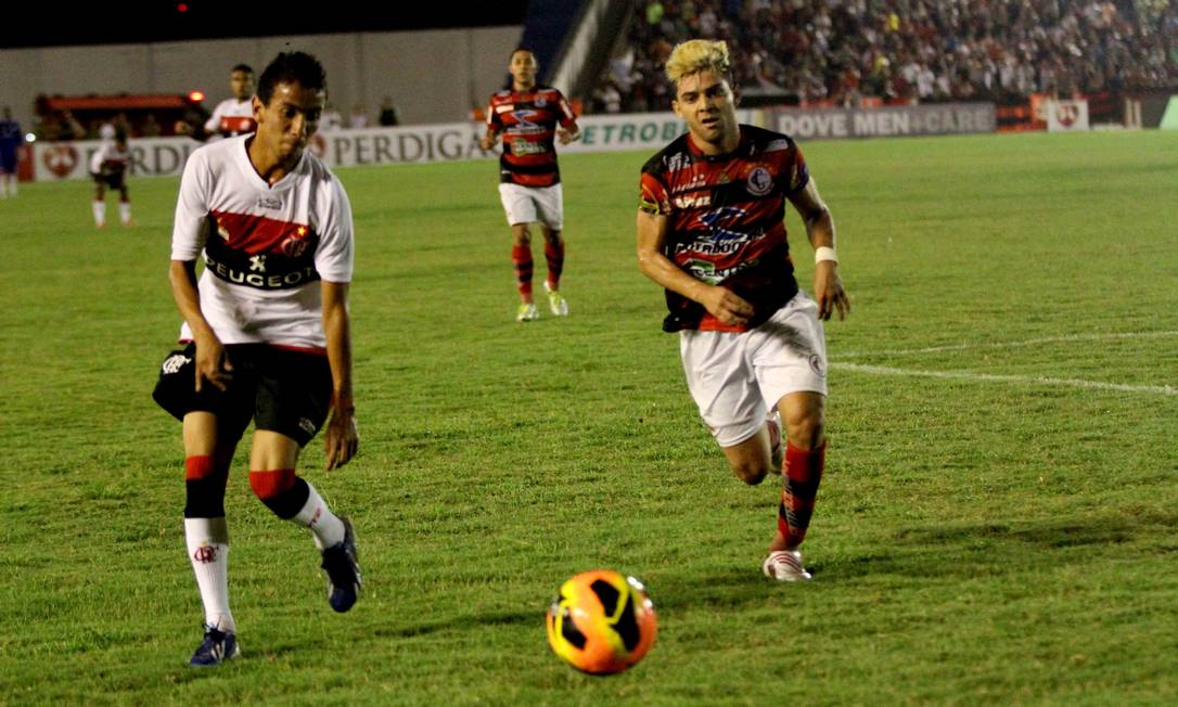 Rafinha tenta levar o Flamengo ao ataque Foto: Divulgação / Vipcomm
