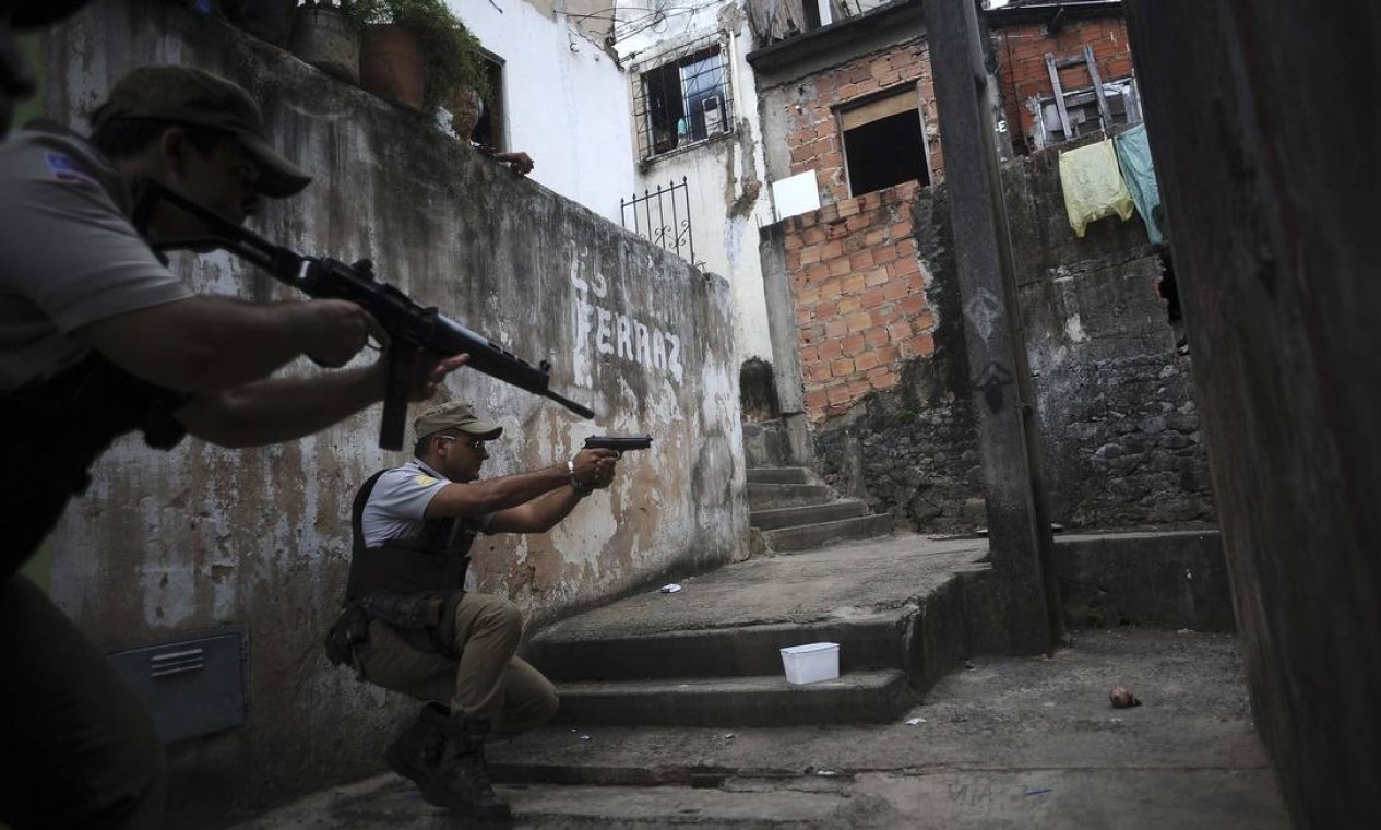 Com incursões em favelas, a Polícia tenta reduzir os índices de violência na cidade, uma das sedes da Copa de 2014 Foto: LUNAE PARRACHO / REUTERS