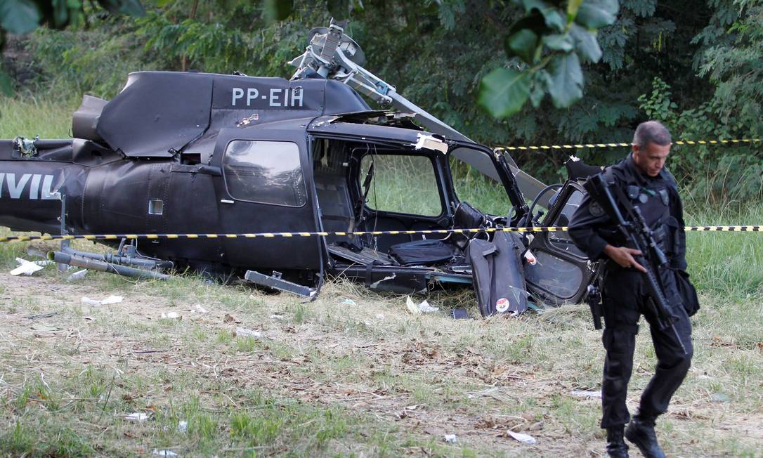 Helicóptero da Polícia Civil cai no estande de tiro da corporação no Caju, na Zona Norte do Rio Foto: Domingos Peixoto / O Globo