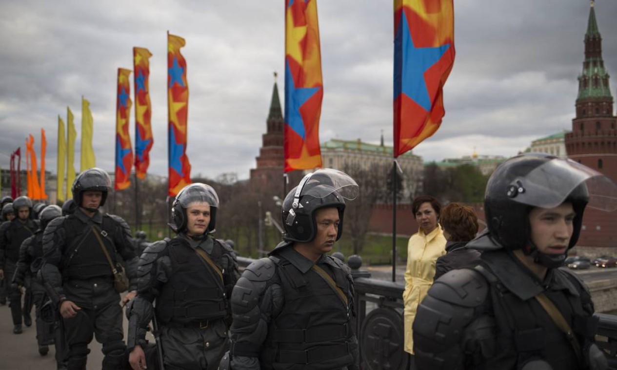 Guardas fazem a segurança da área nos arredores do Kremlin Foto: Alexander Zemlianichenko / AP