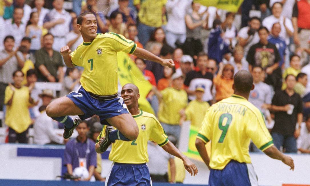 Ronaldinho salta e dá soco no ar após marcar gol pela seleção brasileira contra a Arábia Saudita na Copa das Confederações de 1999 Foto: Fernando Maia / Agência O Globo