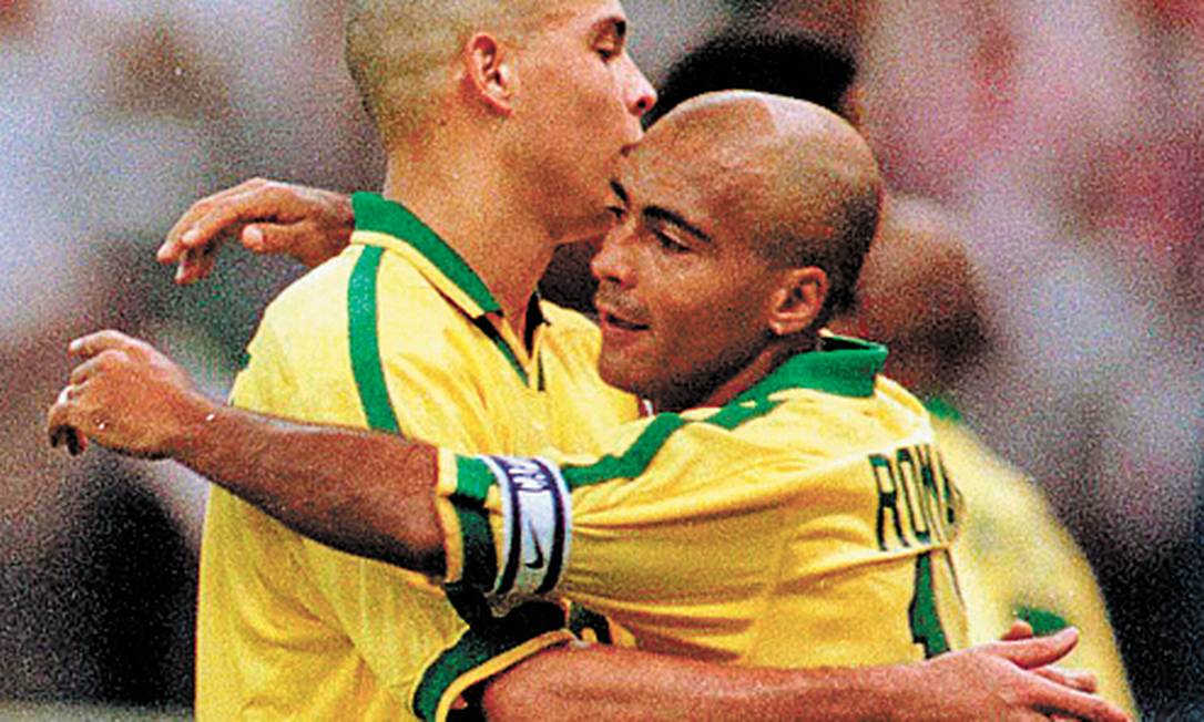 Parceria. Ronaldo e Romário fizeram 11 gols juntos Foto: Ivo Gonzalez / Ivo Gonzalez - 12.12.1997