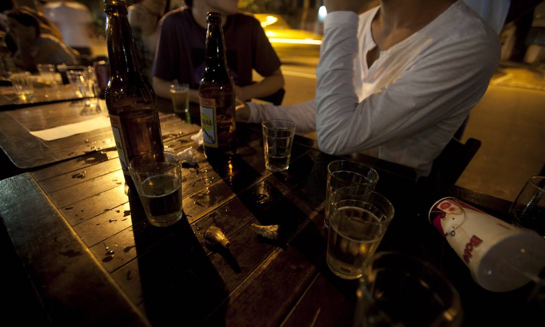 
Jovens em consumo abusivo do álcool. Remédio prevê reduzir dependência em adultos
Foto: Rafael Andrade / Agência O Globo