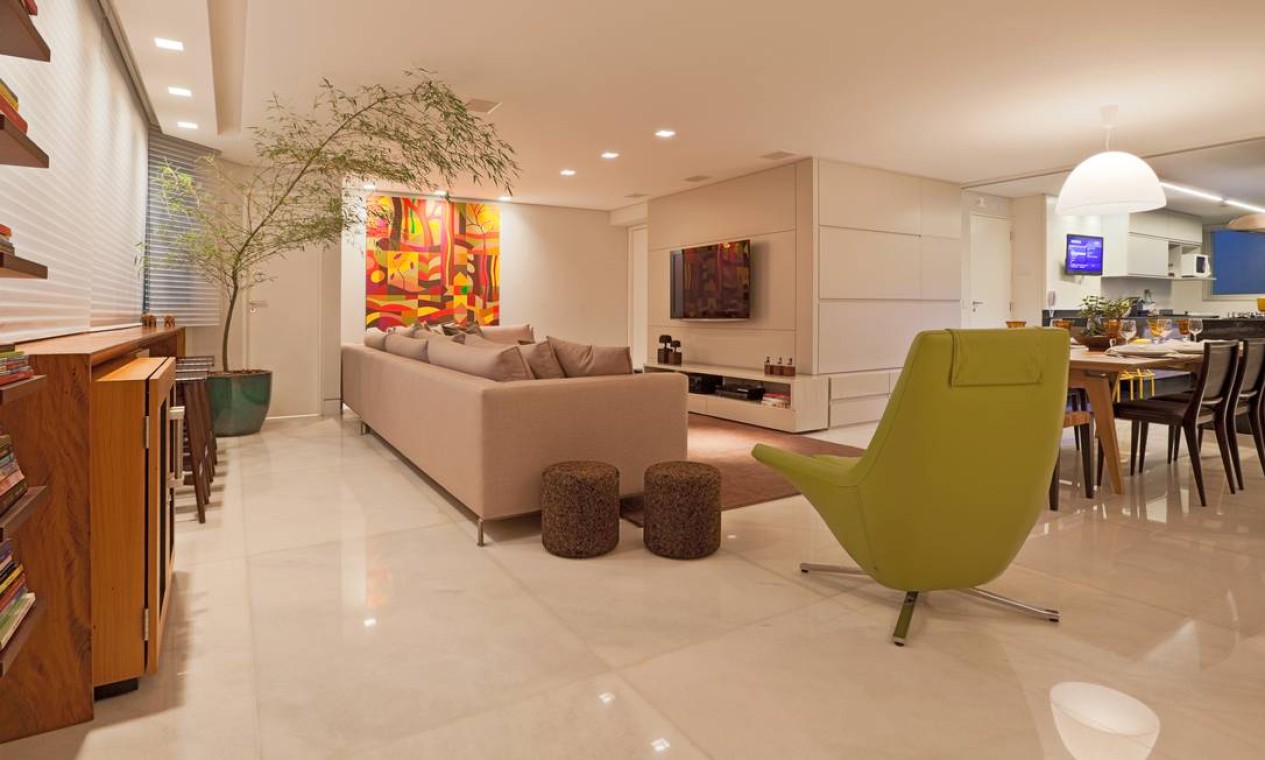 A sala de estar foi projetada em total integração com a sala de jantar e a cozinha Foto: Divulgação