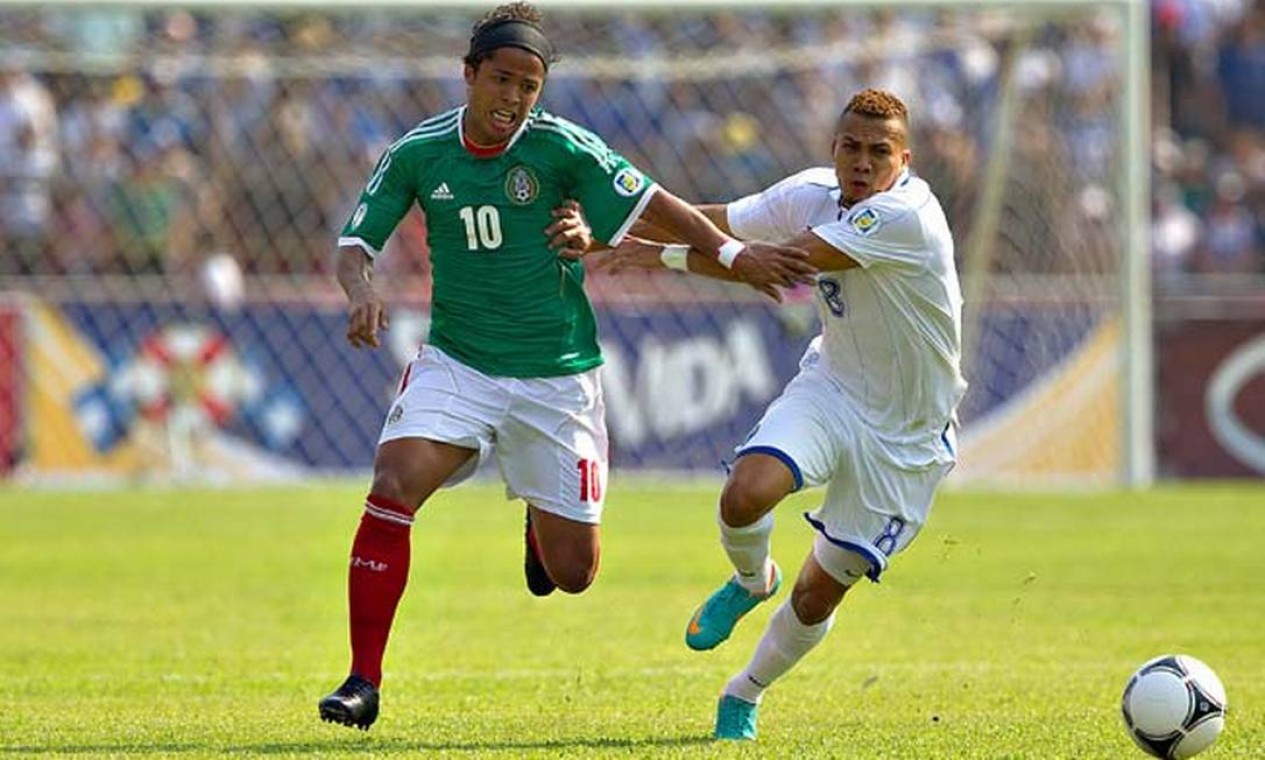Giovani dos Santos disputa bola com o hondurenho Víctor Bernardez no empate com o México por 2 a 2 pelas eliminatórias da Copa do Mundo Foto: Site da Federação Mexicana de Futebol