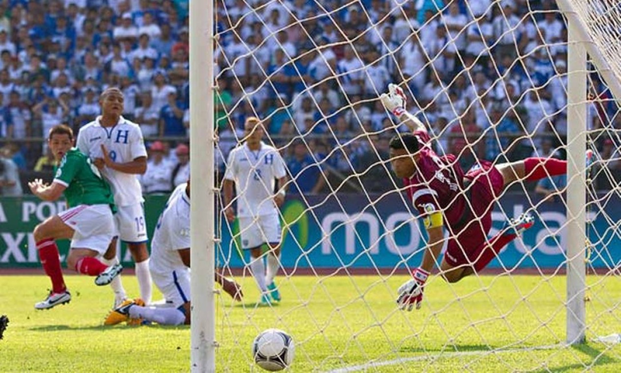 Chicarito marca o primeiro de seus dois gols nos empate do México com Honduras pelas eliminatórias da Copa do Mundo Foto: Site da Federação Mexicana de Futebol