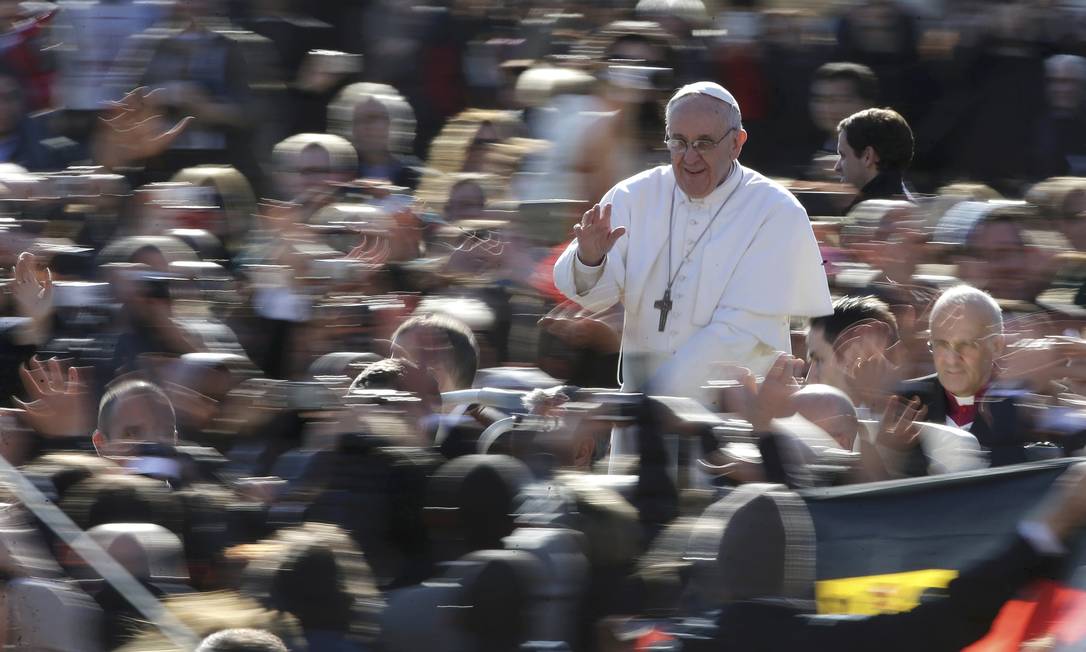 
O Papa Francisco acena para os fiéis na Praça de São Pedro, no Vaticano: segurança no Brasil contará com cerca de 10.700 homens
Foto: Max Rossi / Reuters