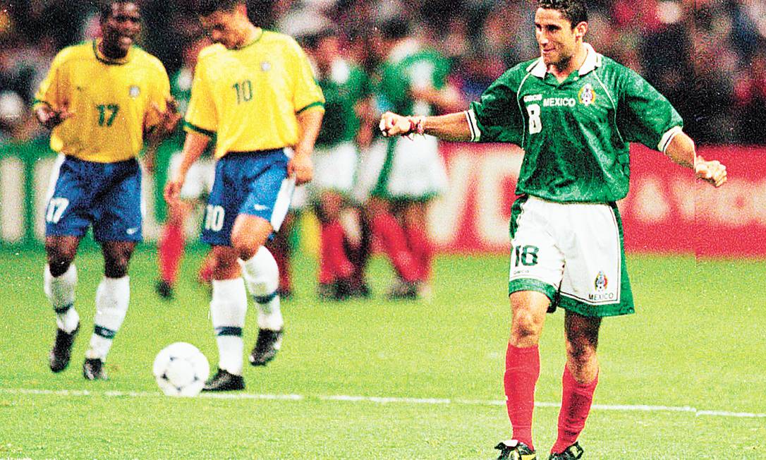 
Diante de Beto (17) e Alex (10), Carmona comemora um dos gols do México na vitória por 4 a 3 na final.
Foto: Fernando Maia/5-8-1999