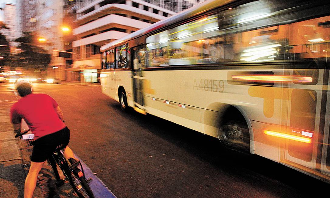 Perigo na via. Ônibus passa em alta velocidade por ciclista na Nossa Senhora de Copacabana Foto: Márcio Alves / Agência O Globo
