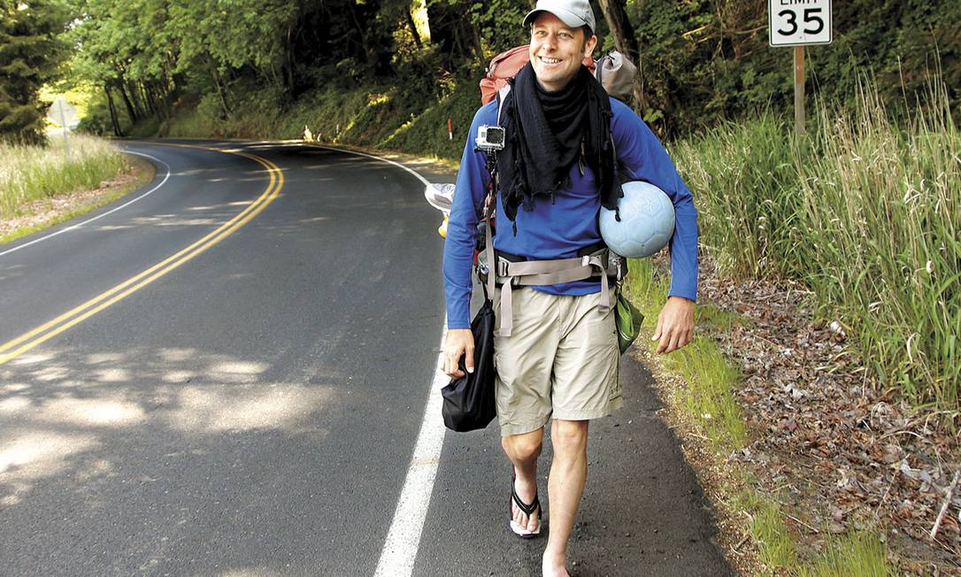 Richard Swanson, em foto de 7 de maio, enquanto caminhava em Kelso, Washington Foto: Bill Wagner / AP