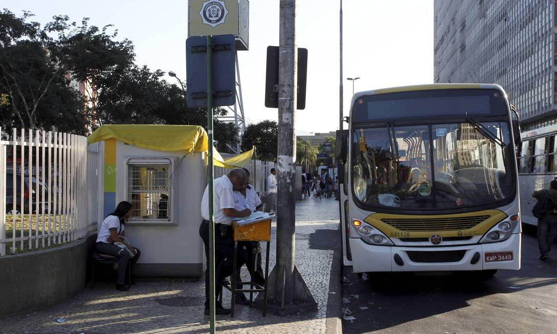 
Sem banheiro, funcionários de uma empresa de ônibus trabalham na Central do Brasil: prefeitura diz que há estabelecimentos conveniados
Foto: Domingos Peixoto / O Globo