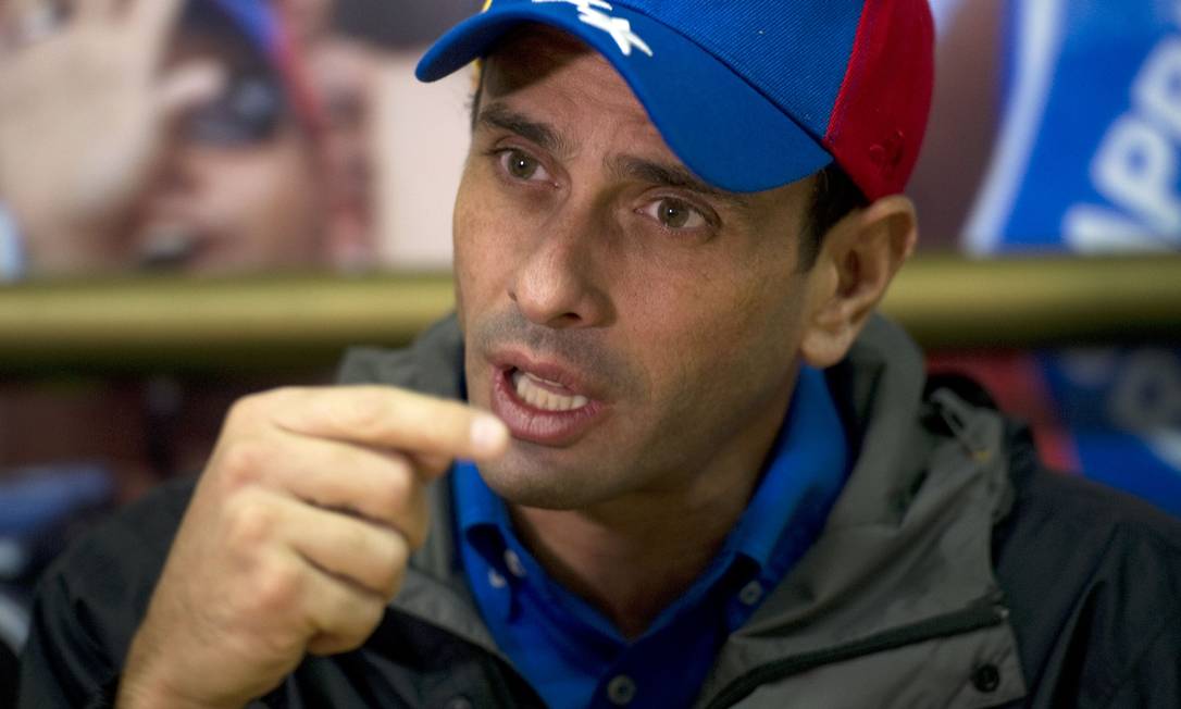 Venezuela's opposition leader Henrique Capriles talks during an interview with AFP in Caracas on May 15, 2013. Capriles, narrowly defeated at the polls, said Wednesday that the Supreme Court will decide "within hours" whether a new presidential vote should be held AFP PHOTO/JUAN BARRETO Foto: JUAN BARRETO / AFP