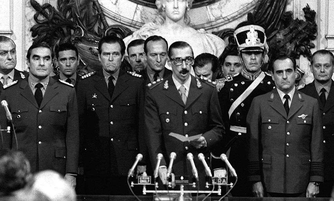 Em 24 de março de 1976, o general Jorge Rafael Videla presta juramento como presidente da Argentina. Anos mais tarde, ele perderia o posto devido a crimes contra a Humanidade Foto: Eduardo Di Baia / AP