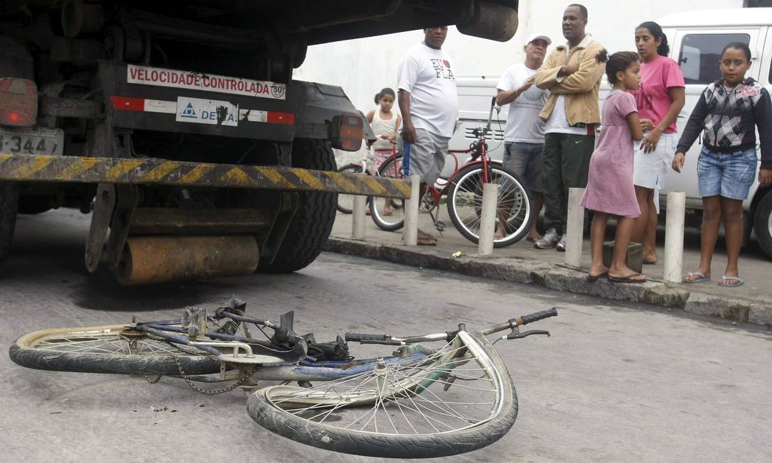 
Homem foi atropelado na cidade de Deus, na manhã deste sábado: bicicleta foi atingida por caminhão da Comlurb
Foto: Felipe Hanower / Agência O Globo