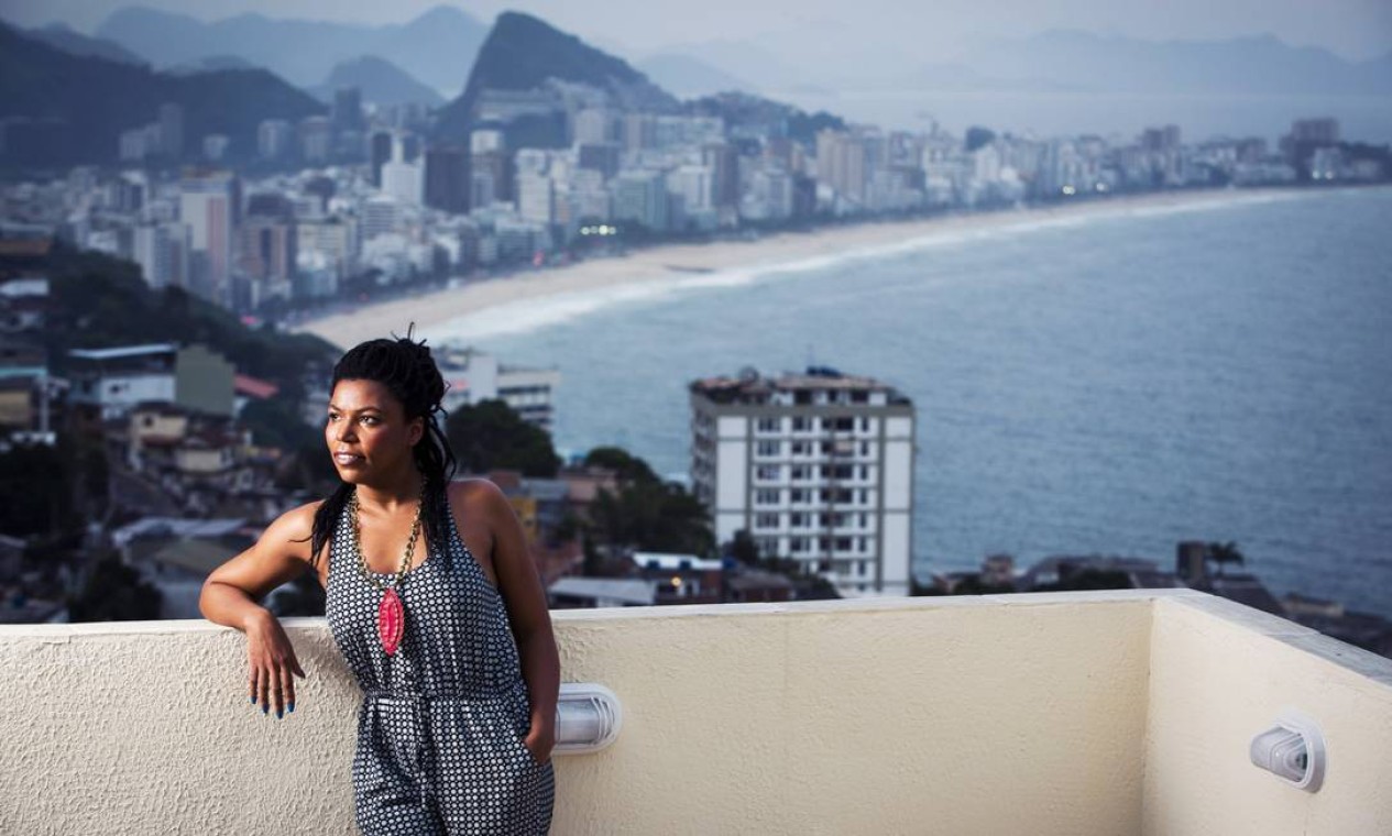 A atriz carioca Nêga trocou a Gávea pelo Vidigal para fugir dos altos aluguéis Foto: Fábio Seixo / O Globo