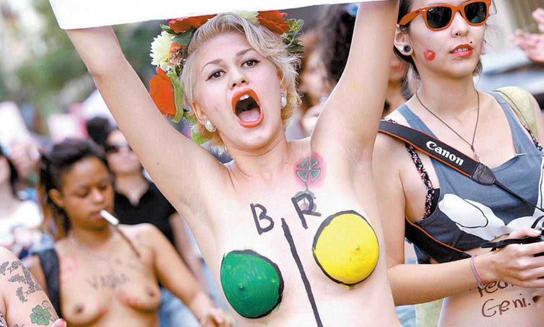 
A líder Sara Winter e outras ativistas do Femen Brasil protestam contra o turismo sexual Foto: Divulgação