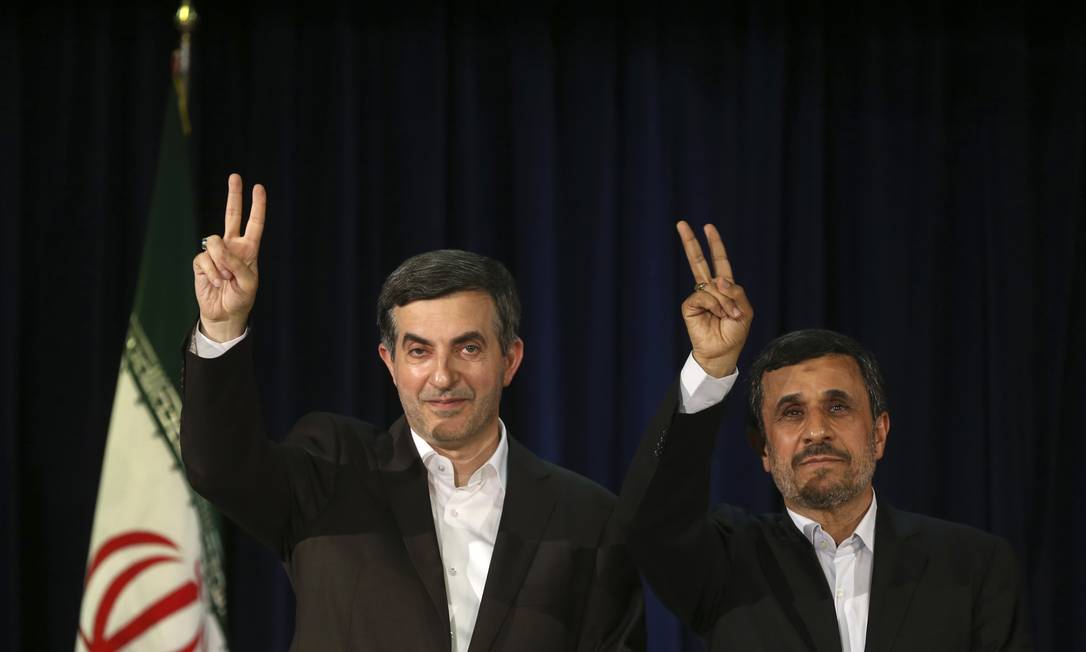 
Presidente do Irã Mahmoud Ahmadinejad (à dir.) e seu aliado Esfandiar Rahim Mashaei fazem “V” de vitória após registro da candidatura de Mashaei em 11 de maio
Foto: Ebrahim Noroozi / AP