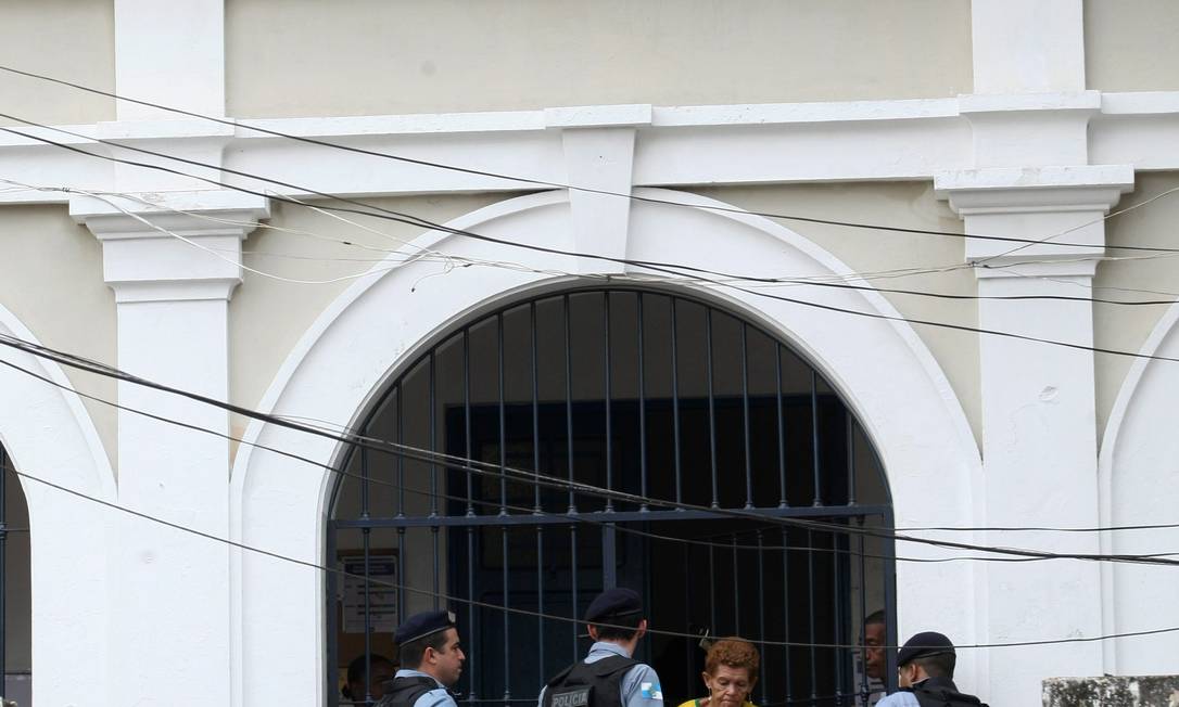 Pais retiram alunos de escola no Alemão após tráfico ordenar toque de recolher Foto: Guilherme Pinto / Agência O Globo
