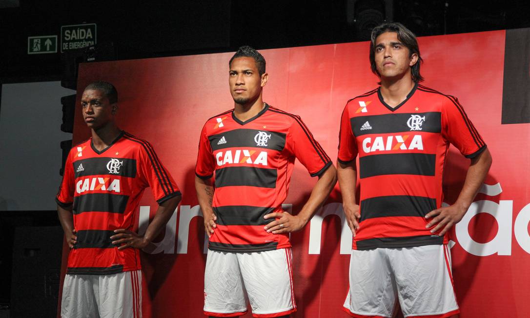 Flamengo apresenta novos uniformes - Jornal O Globo