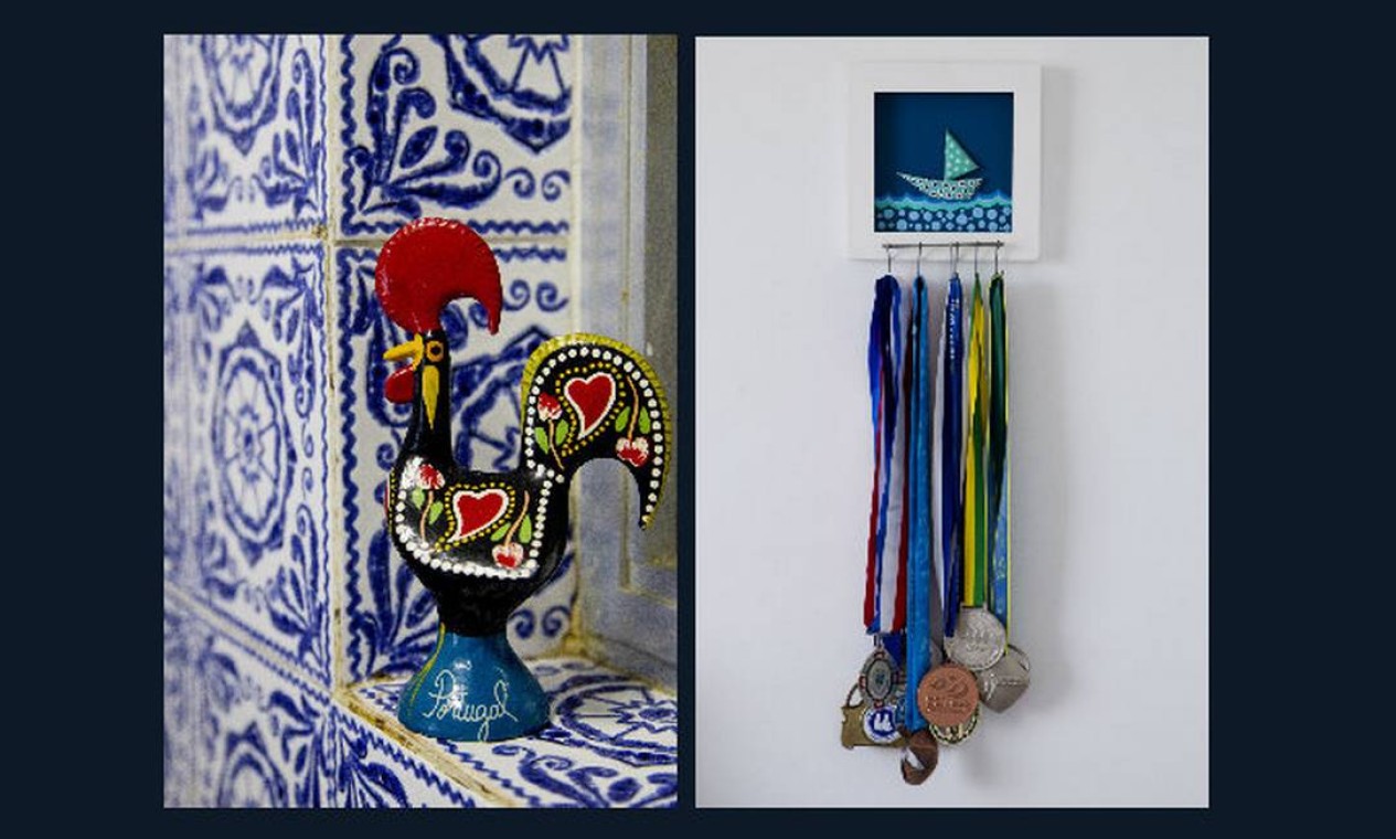O galinho português trazido de lembrança de uma viagem combinou com os azulejos em estilo colonial da cozinha. No quarto, quadrinho guarda as medalhas Foto: Guito Moreto
