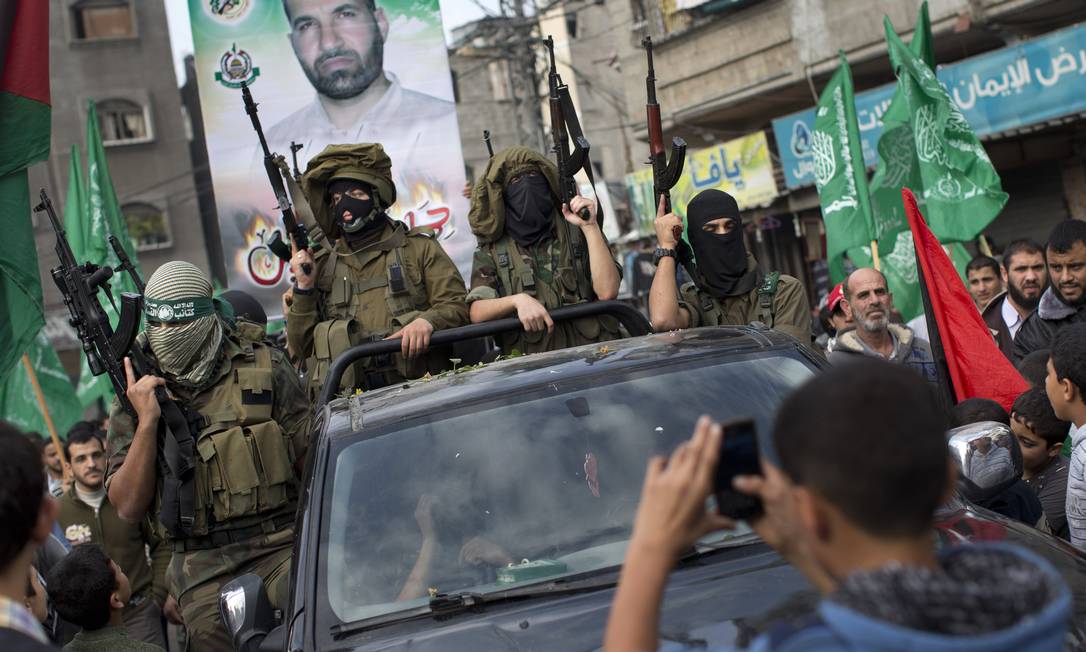 
Militantes palestinos do Hamas durante manifestação no norte de Gaza
Foto: Bernat Armangue / AP