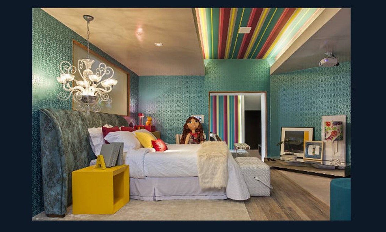 Suíte da menina. Papel de parede aplicado até o teto e mobiliário colorido são o destaque do ambiente criado por Renata Coppola Foto: Divulgação