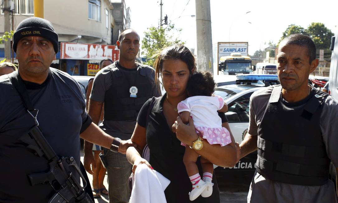 Fabiana Muniz Toledo foi levada para a delegacia com criança que teria adotado ilegalmente no colo Foto: Pablo Jacob / Agência O Globo