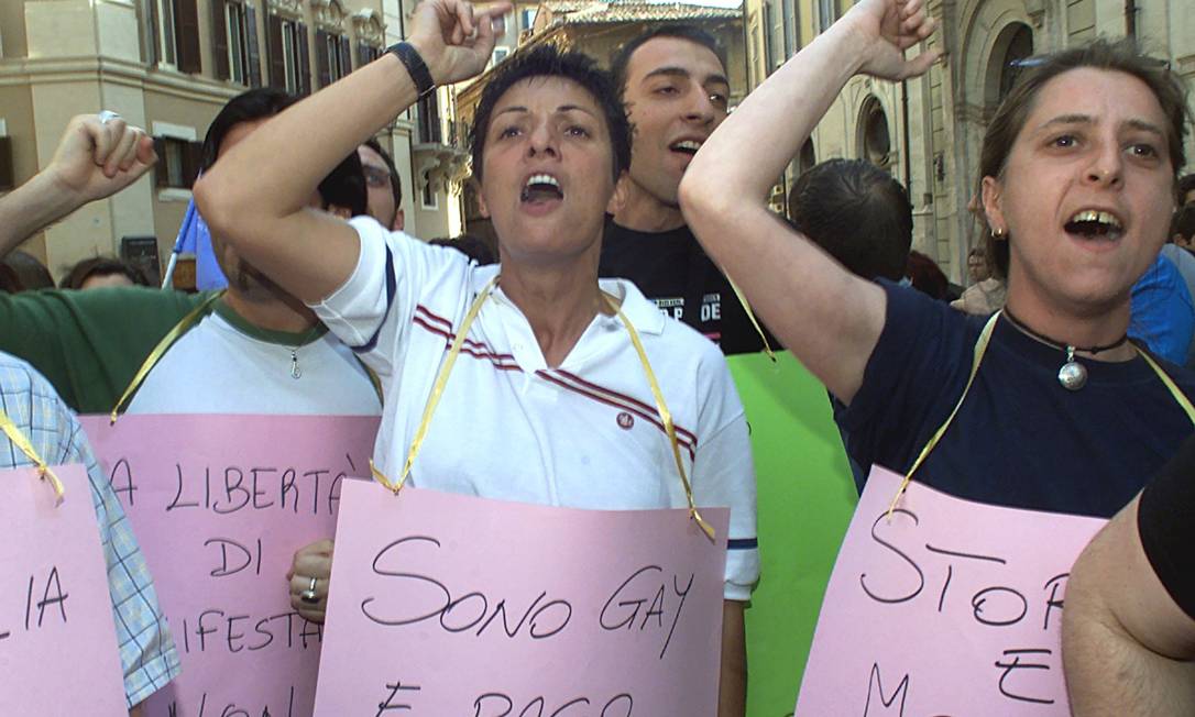 
Manifestantes participam de passeata por mais direitos a homossexuais na Itália
Foto: Mario Laporta / REUTERS