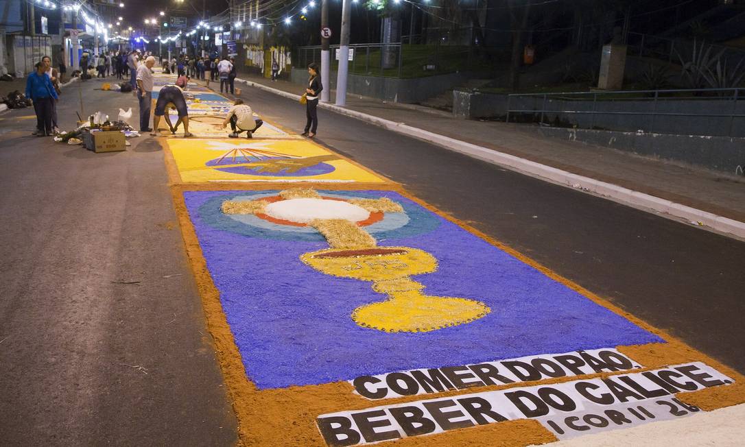 Últimos retoques na preparação do tapete de Corpus Christi, na Rua Feliciano Sodré, em São Gonçalo Foto: Fernando Quevedo / Agência O Globo