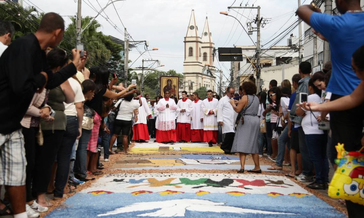 Procissão de Corpus Christi em São Gonçalo, que produziu o maior tapete de sal da América Latina Foto: Thiago Lontra / Extra