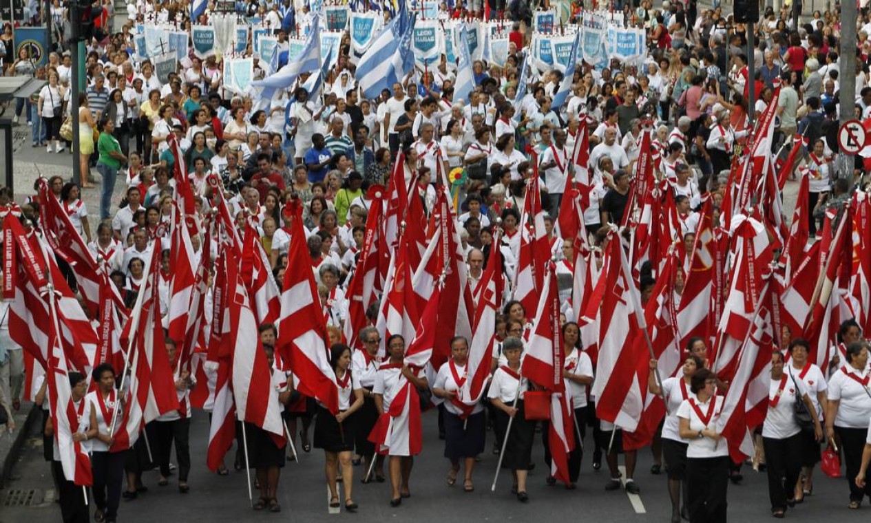 Fiéis carregam bandeiras na tradicional celebração Foto: Domingos Peixoto / O Globo