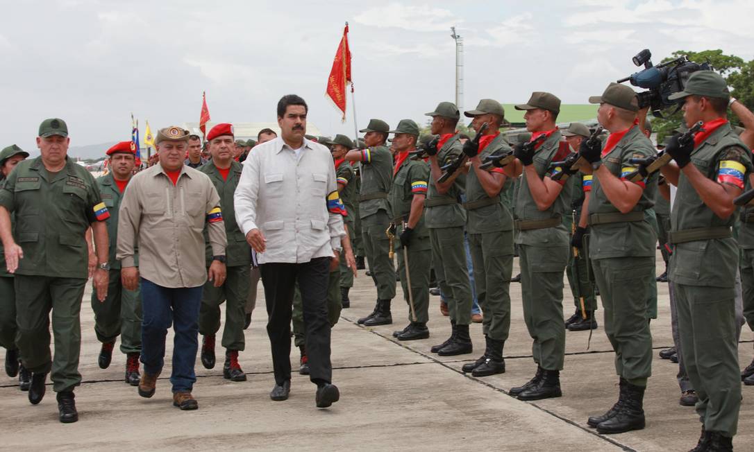 
O presidente venezuelano, Nicolás Maduro, o presidente do Congresso, Diosdado Cabello (centro), e o Ministro da Defesa, Diego Molero (esquerda), recebem honras militares durante uma exibição de armas em Maracay, na Venezuela, nesta quinta-feira
Foto: PRESIDENCIA / AFP