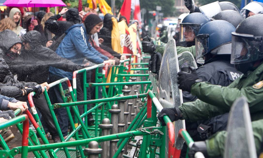 
Manifestantes tentam transpor barreiras policiais em torno do BCE, em Frankfurt
Foto: BORIS ROESSLER/AFP