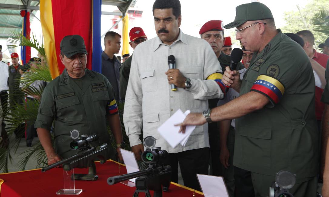 
Maduro e o ministro da Defesa, Diego Molero, durante a exibição de armas em Maracay
Foto:
PRESIDENCIA
/
AFP
