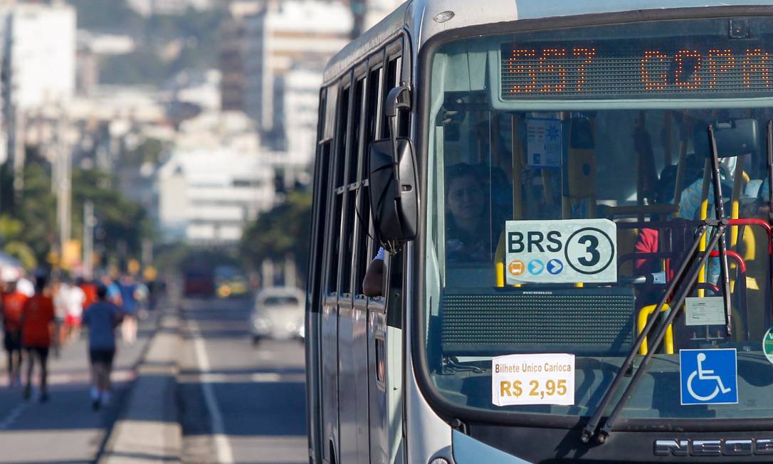 Ônibus circula com cartaz informando nova tarifa Foto: Custodio Coimbra / Agência O Globo
