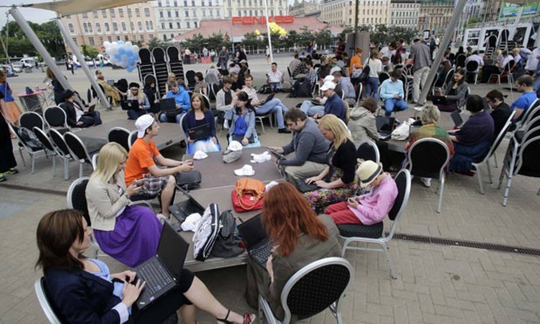 
Grupo de mais de 150 pessoas se reuniu durante o evento “Working Everywhere” na última sexta-feira, em Riga, capital da Letônia
Foto: Reuters